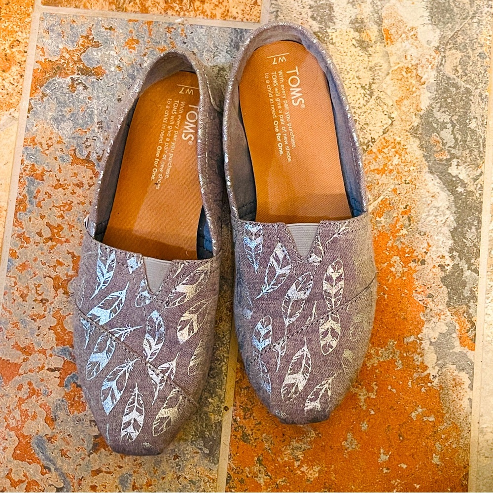 Toms Gray/Metallic Silver Leaf Pattern Flats! - image 1